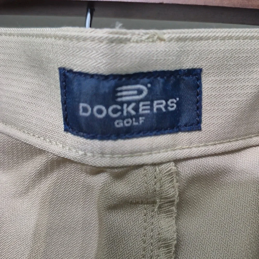 Dockers Golf Mens Tan Khaki Pleated Relaxed Fit Shorts 44 9.5 Inseam NWT